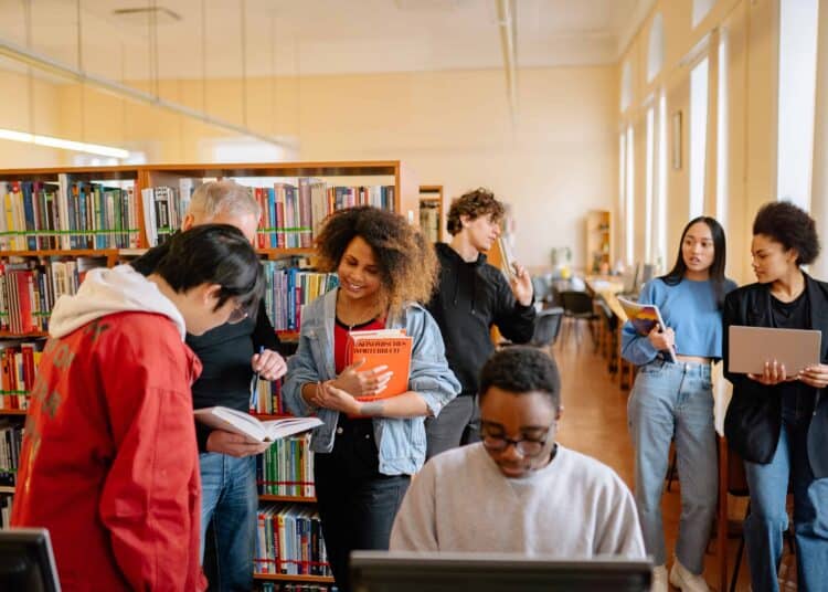 pexels-yan-krukau-groupe d'étudiant-les différences entre les études en france et en Belgique