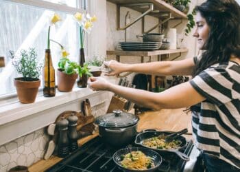 tina-dawson-pâtes et basilic - top 7 des ingrédients pour accompagner ses pâtes-unsplash