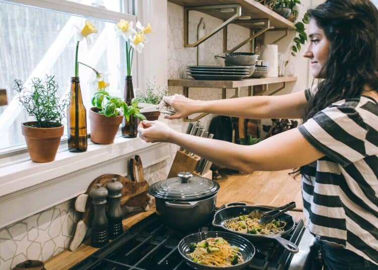 tina-dawson-pâtes et basilic - top 7 des ingrédients pour accompagner ses pâtes-unsplash