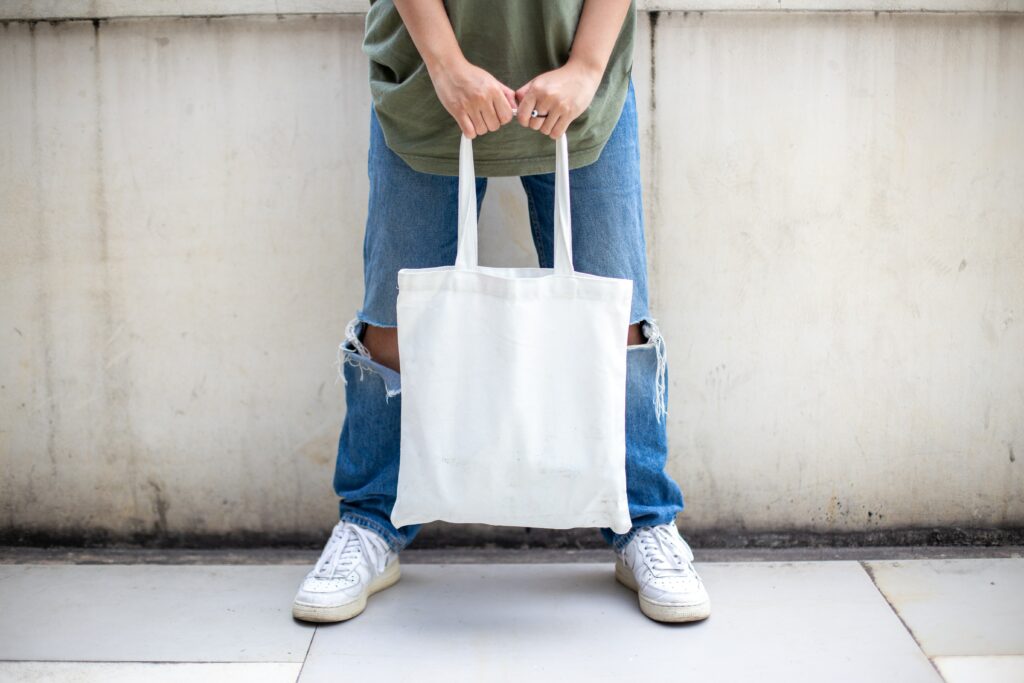 unsplash - mediamodifier-étudiant qui fait ses courses - 6 magasins pour ta vie étudiante à Louvain-la-neuve