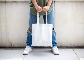 unsplash - mediamodifier-étudiant qui fait ses courses - 6 magasins pour ta vie étudiante à Louvain-la-neuve