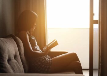 Pixabay-Joseph Redfield Nino-étudiante qui lit-4 livres thrillers pour étudiant