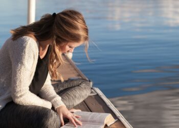 Unsplash-Bethany-Laird-Étudiante qui lit-4 romances pour commencer à lire en anglais quand on est étudiant