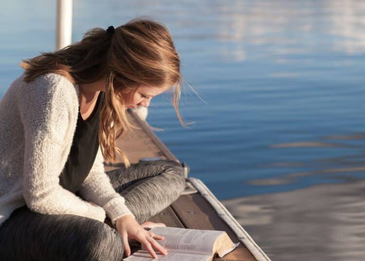 Unsplash-Bethany-Laird-Étudiante qui lit-4 romances pour commencer à lire en anglais quand on est étudiant