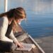 Unsplash-Bethany-Laird-Étudiante qui lit-4 romances pour commencer à lire en anglais quand on est étudiant