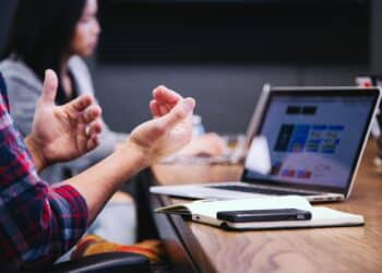 Unsplash-Headway-étudiant sur son ordinateur-Les différents statuts à adopter après les études
