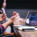 Unsplash-Headway-étudiant sur son ordinateur-Les différents statuts à adopter après les études