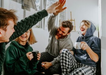 Unsplash-Toa Heftiba-étudiants qui rigolent-Top 10 des activités à faire avant de ne plus être étudiant activitées