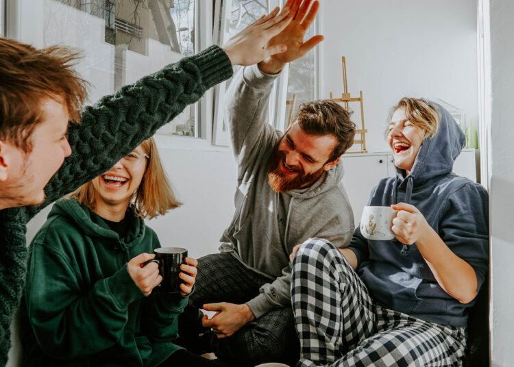 Unsplash-Toa Heftiba-étudiants qui rigolent-Top 10 des activités à faire avant de ne plus être étudiant activitées