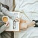Unsplash-Anthony-Tran-étudiante qui lit-5 moyens de recharger ses batteries sociales quand tu es étudiant