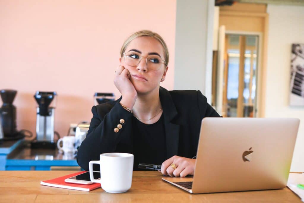 magnet-me-fille qui ne fait rien-on t'explique la procrastination-unsplash