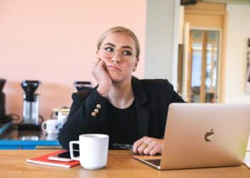 magnet-me-fille qui ne fait rien-on t'explique la procrastination-unsplash