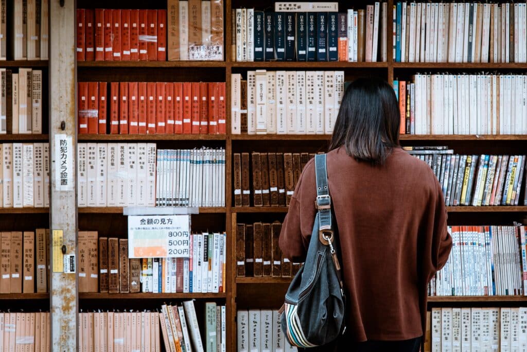 pexels-abby-chung-étudiante bibliothèque-on t'explique les différences entre université catholique et libre
