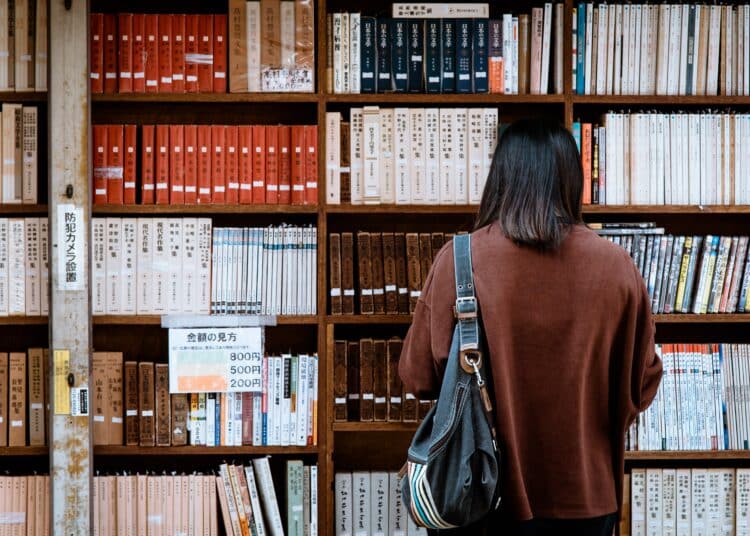 pexels-abby-chung-étudiante bibliothèque-on t'explique les différences entre université catholique et libre