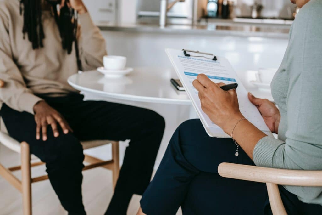 pexels-alex-green- étudiant avec son CV -Comment mettre en avant tes compétences sur ton CV
