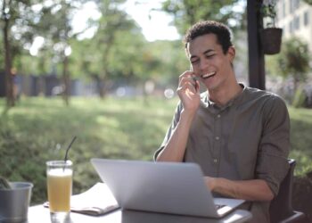 pexels-andrea-piacquadio-étudiant qui travaille à l'extérieur - 7 astuces pour profiter du bon temps quand on est étudiant