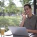 pexels-andrea-piacquadio-étudiant qui travaille à l'extérieur - 7 astuces pour profiter du bon temps quand on est étudiant