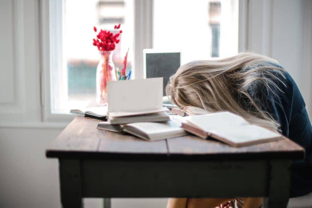 pexels-andrea-piacquadio-étudiante appyuée sur un bureau- on t'explique le blocus