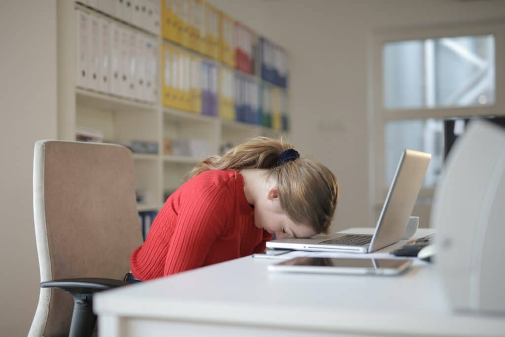 pexels-andrea-piacquadio-étudiante qui dort - on t'explique la flemme d'aller en cours