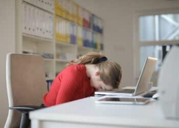 pexels-andrea-piacquadio-étudiante qui dort - on t'explique la flemme d'aller en cours