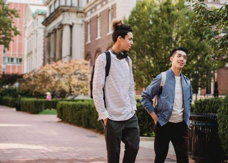 pexels-armin-rimoldi-étudiants qu marchent dans la rue - 7 expressions d’étudiants qui n’ont ni queue ni tête