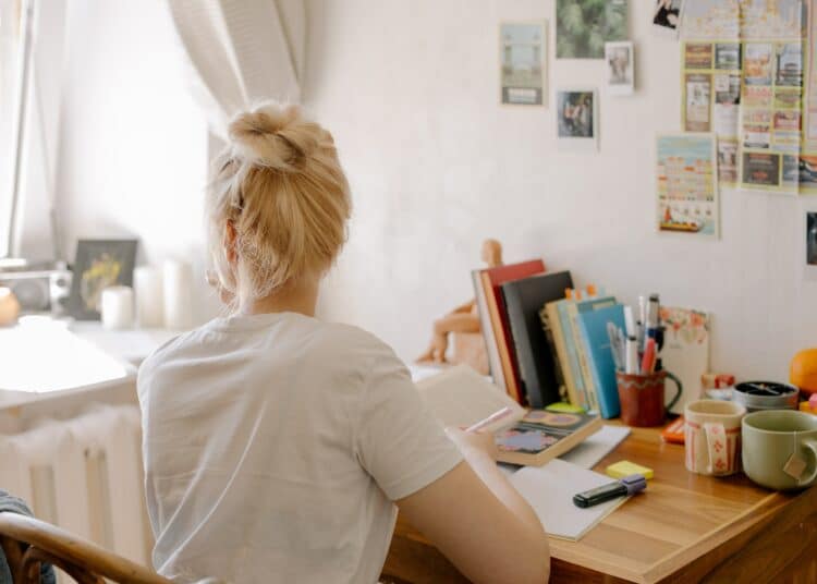 pexels-cottonbro-studio - 5 memes qui vont te rappeler que la météo ne te soutient pas dans tes études