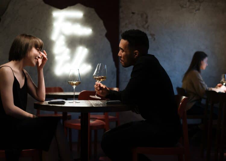 pexels-cottonbro-studio- deux personnes en rendez vous amoureux -  Top 4 des excuses pour ne pas aller à un rencard