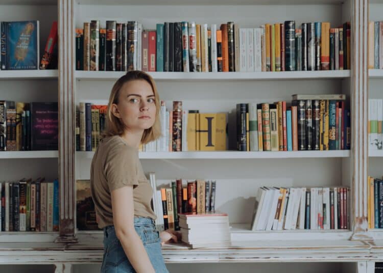 pexels-cottonbro-studio- étudiante devant la bibliothèque - Comment être plus rapide dans mes tâches du quotidien