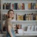 pexels-cottonbro-studio- étudiante devant la bibliothèque - Comment être plus rapide dans mes tâches du quotidien