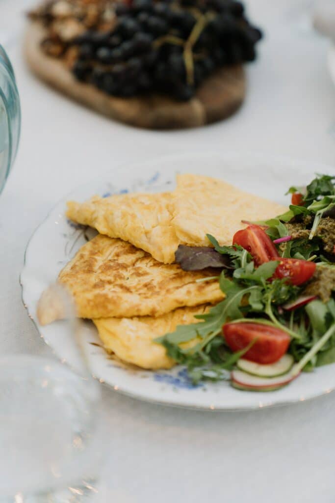 Une omelette au fromage pour un repas étudiant léger