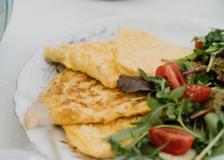 Une omelette au fromage pour un repas étudiant léger