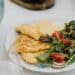 Une omelette au fromage pour un repas étudiant léger