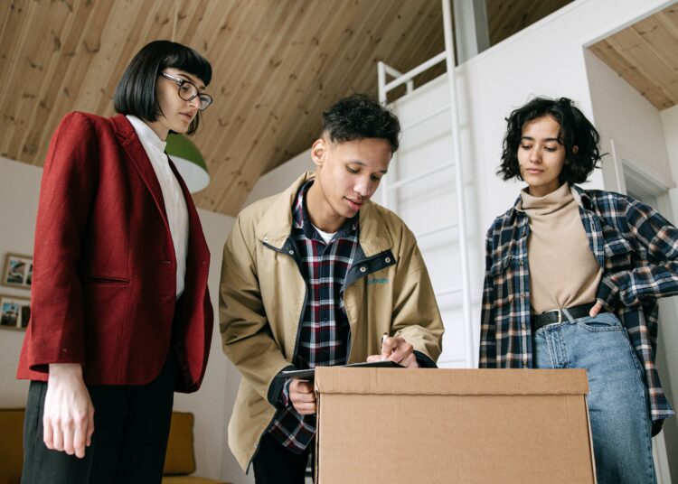 pexels-ivan-samkov- étudiant qui signe un contrat de location - Un projet de décret améliorant l'accès au logement pour les étudiants adopté en commission