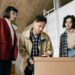 pexels-ivan-samkov- étudiant qui signe un contrat de location - Un projet de décret améliorant l'accès au logement pour les étudiants adopté en commission