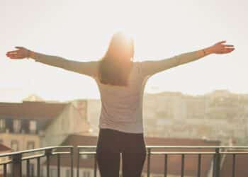 pexels-julian-jagtenberg-étudiante au soleil-quel impact a le beau temps sur les étudiants