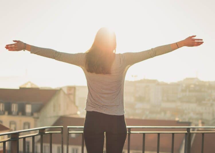 pexels-julian-jagtenberg-étudiante au soleil-quel impact a le beau temps sur les étudiants