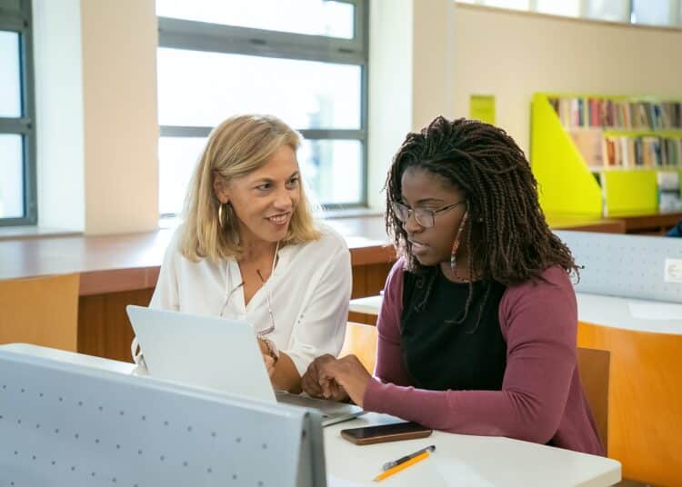 pexels-kampus-production-étudiant et son professeur -La Haute école de la Province de Namur lance un bachelier en gestion de crise