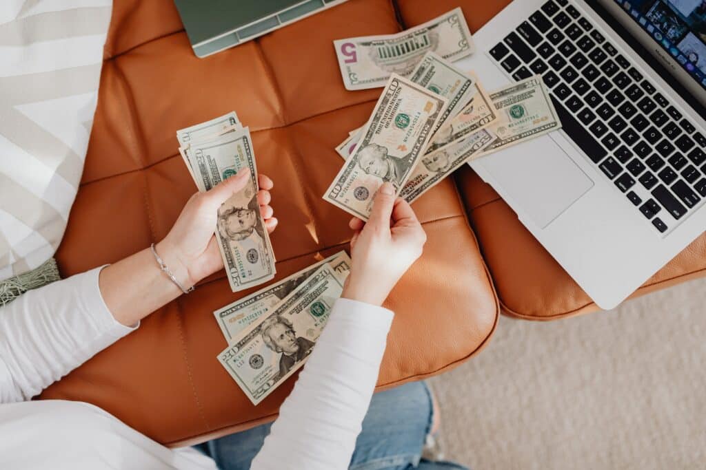 pexels-karolina-grabowska- étudiante qui fait son budget - L’augmentation du coût de la vie, qu’en pensent les étudiants