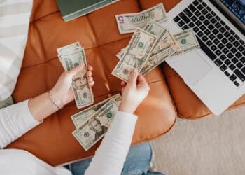 pexels-karolina-grabowska- étudiante qui fait son budget - L’augmentation du coût de la vie, qu’en pensent les étudiants