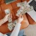 pexels-karolina-grabowska- étudiante qui fait son budget - L’augmentation du coût de la vie, qu’en pensent les étudiants