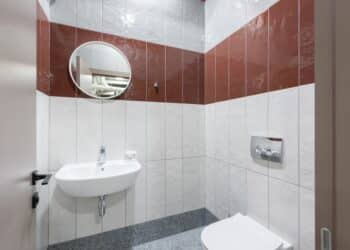 pexels-max-rahubovskiy - toilettes étudiantes - Le Comac indigné par l'affaire des caméras placées dans les toilettes à HEC Liège