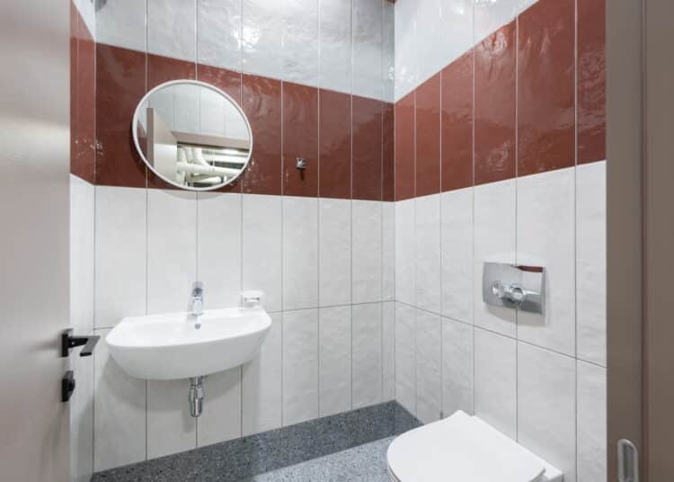 pexels-max-rahubovskiy - toilettes étudiantes - Le Comac indigné par l'affaire des caméras placées dans les toilettes à HEC Liège
