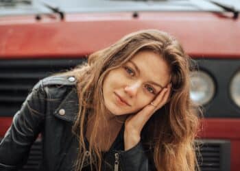 pexels-mesut-jeune femme devant une voiture - 5 astuces étudiantes pour ne plus avoir les cheveux gras