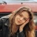 pexels-mesut-jeune femme devant une voiture - 5 astuces étudiantes pour ne plus avoir les cheveux gras