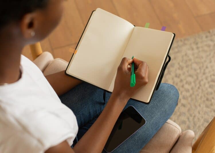 pexels-monstera- femme qui écrit - on t'explique le syndrome de la page blanche