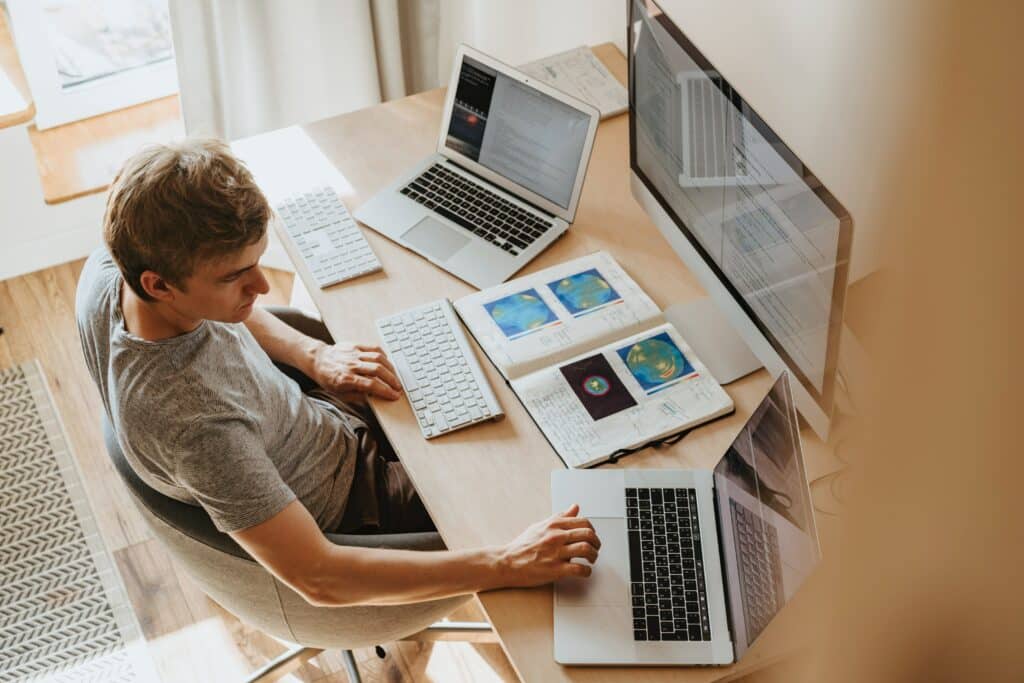 pexels-olia-danilevich-jongeman die aan het werken is aan zijn bureau-5 tips om als student assertiever te zijn op je stage