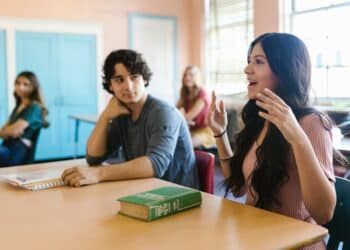 pexels-rodnae-productions-étudiante qui pose une question - Prendre la parole plus facilement quand on est étudiant