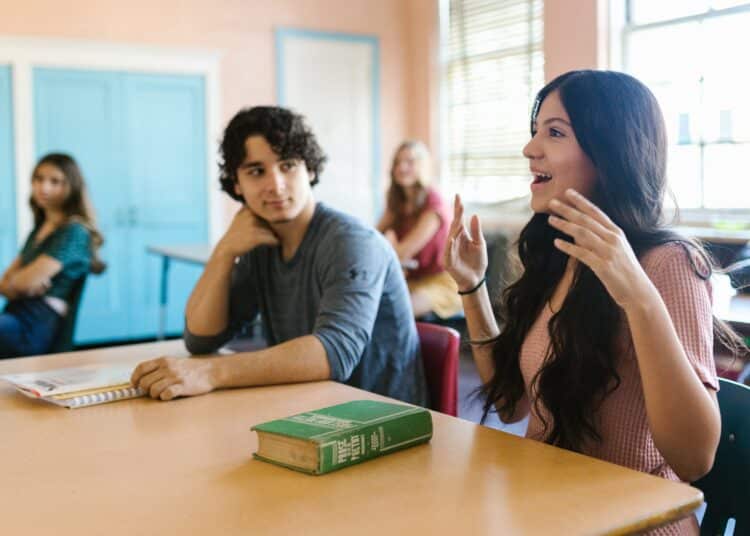 pexels-rodnae-productions-étudiante qui pose une question - Prendre la parole plus facilement quand on est étudiant