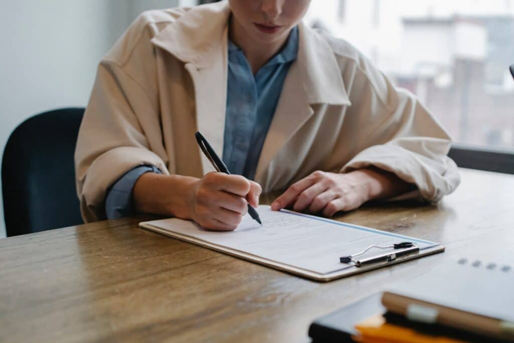 pexels-sora-shimazaki-fille qui rédige son cv-Hoe kan je je vaardigheden belichten op je CV