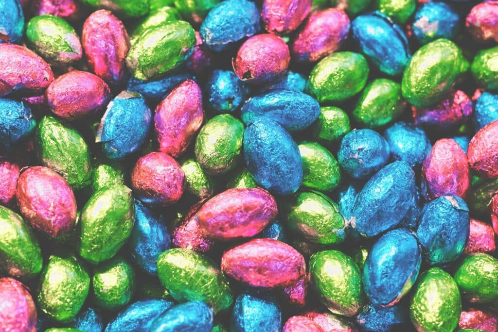 pexels-tim-gouw-meerkleurige paaseitjes-3 lekkere kotrecepten met je overschot aan paaseieren